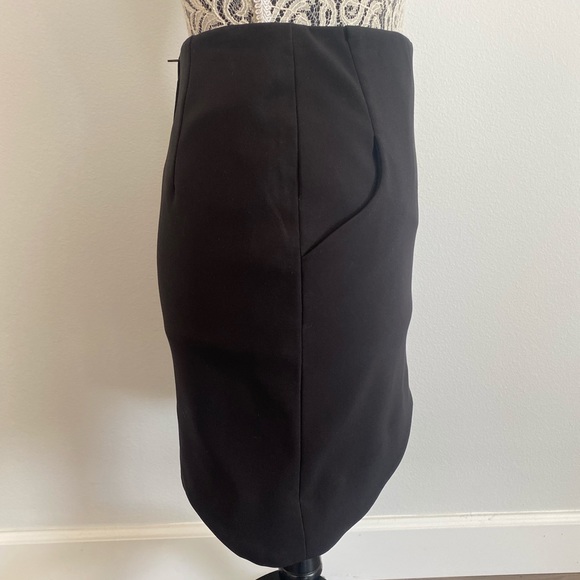 Black mini skirt wiith wave shaped hemming and pockets - Picture 2 of 3